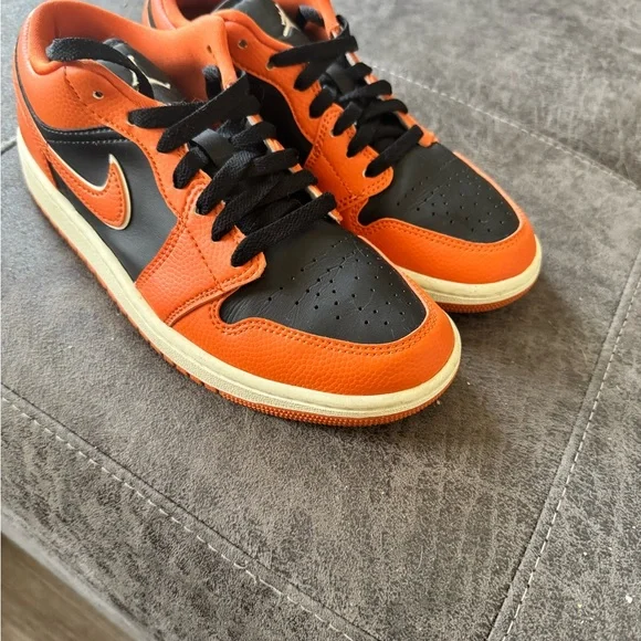 Jordan Athletic Shoes Black and Orange - Picture 3 of 5